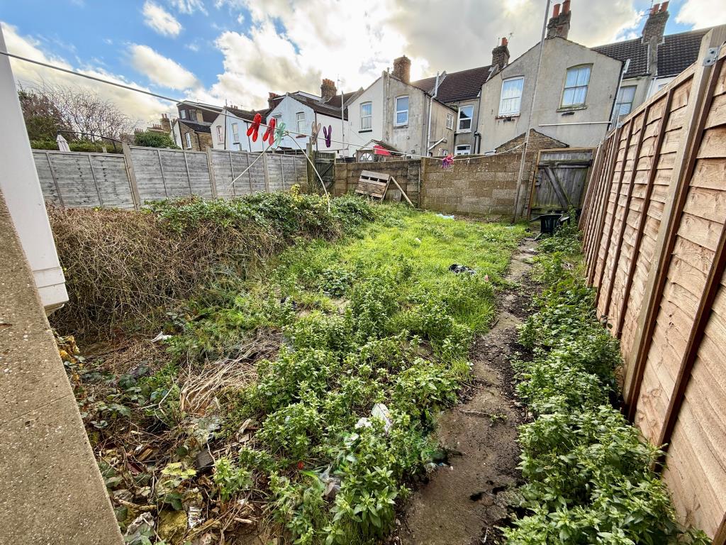 Lot: 65 - FIVE-BEDROOM HOUSE OF MULTIPLE OCCUPATION - Garden to rear